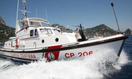 SPERONATO GOMMONE A MARINA DI CATEROLA