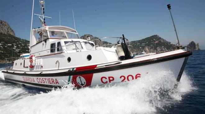 SPERONATO GOMMONE A MARINA DI CATEROLA