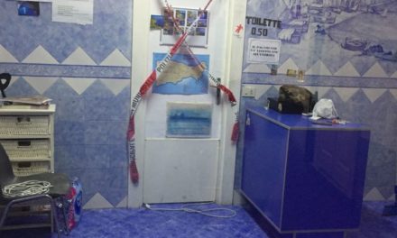 I BAGNI PUBBLICI DI VIA ACQUAVIVA RESTANO ANCORA CHIUSI