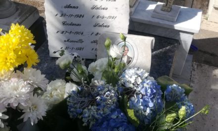 RUBATA STATUA DI BIMBO DA TOMBA AL CIMITERO