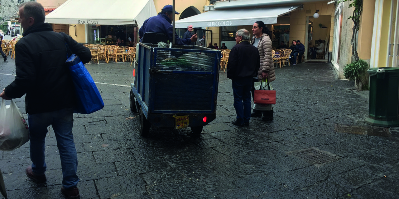 LA FOTONOTIZIA: mezzi sgangherati della Capri Servizi girano sul territorio comunale anche davanti al Comune ed andrebbero fermati