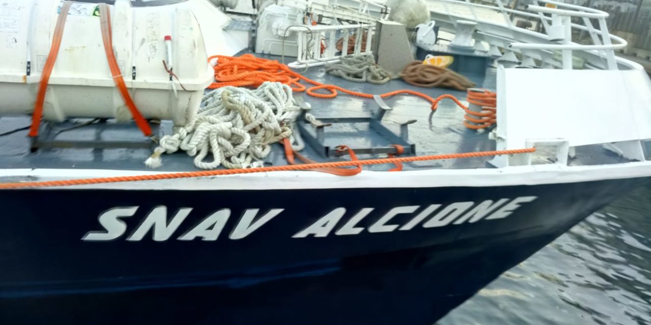 SI INABISSA CATAMARANO PER UN’ONDA, MOMENTI DI PANICO A BORDO