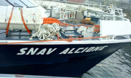 SI INABISSA CATAMARANO PER UN’ONDA, MOMENTI DI PANICO A BORDO