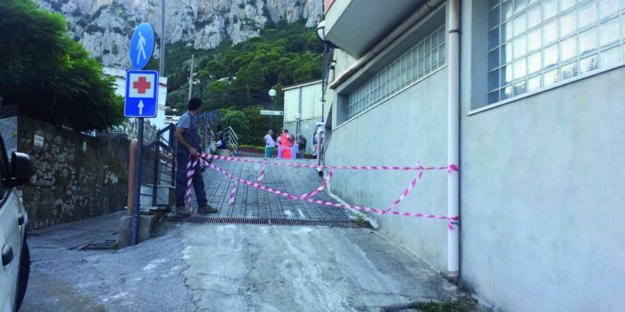 SPOSTATE LE AMBULANZE DEL 118 PAZIENTI SOTTO LA PIOGGIA