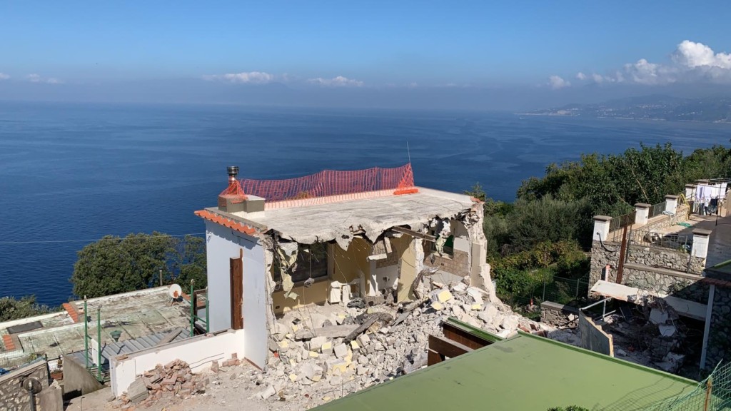 400 ABBATTIMENTI AD ANACAPRI, NON CI SI FERMA NEANCHE CON L’EMERGENZA COVID la Magistratura va avanti con gli abbattimenti, Anacapri potrebbe diventare come Beirut