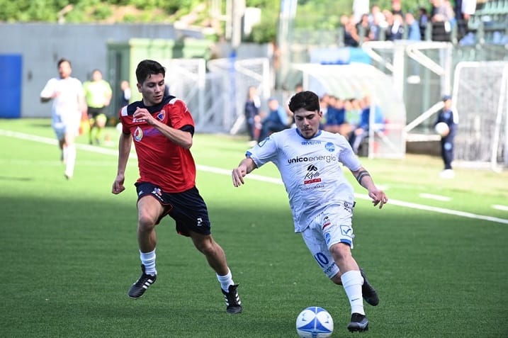 CAPRI ANACAPRI IN ATTESA  DI CONOSCERE L’AVVERSARIO  IN SEMIFINALE SPAREGGIO Nel frattempo, la squadra allenata da Staiano  affronterà sabato ore 16 il Bari Primavera  in amichevole allo stadio “S.C. Germano Bladier”